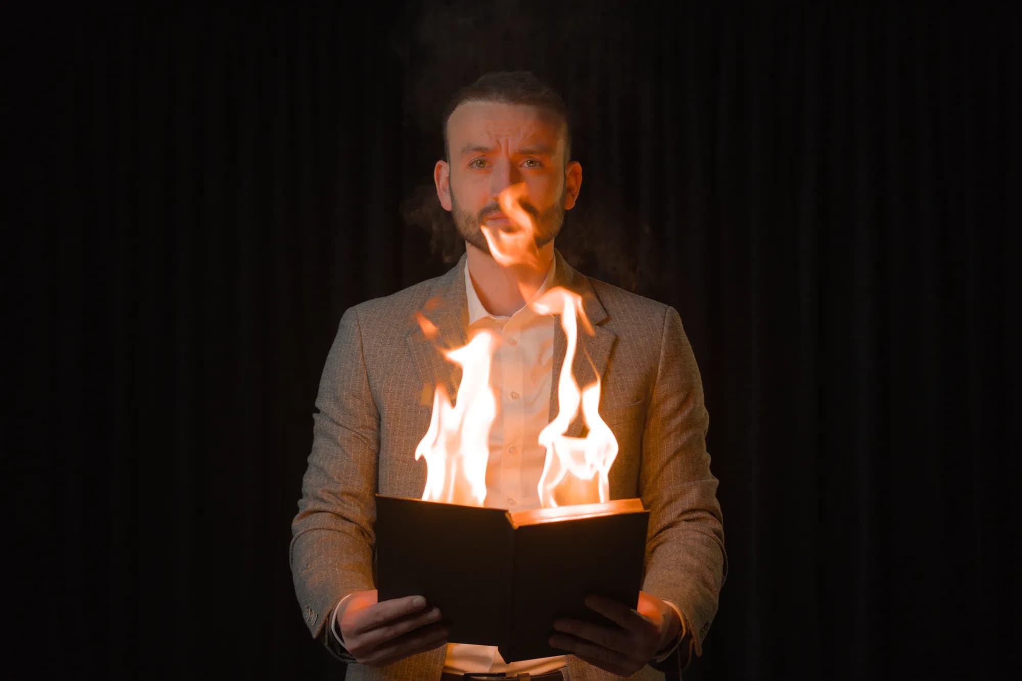 Tyson Dumas lors d'une représentation, flammes en close-up