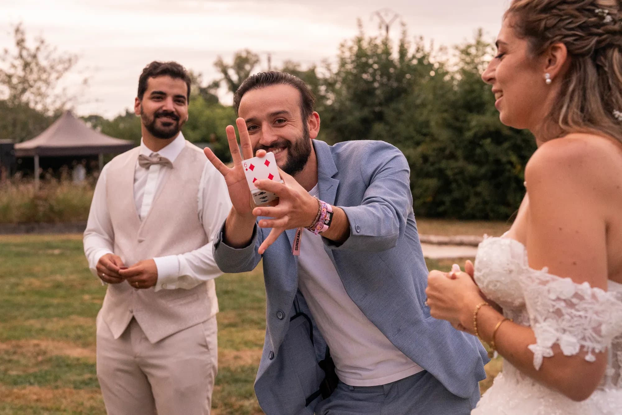 Mariage — Tyson Dumas en close-up au vin d'honneur
