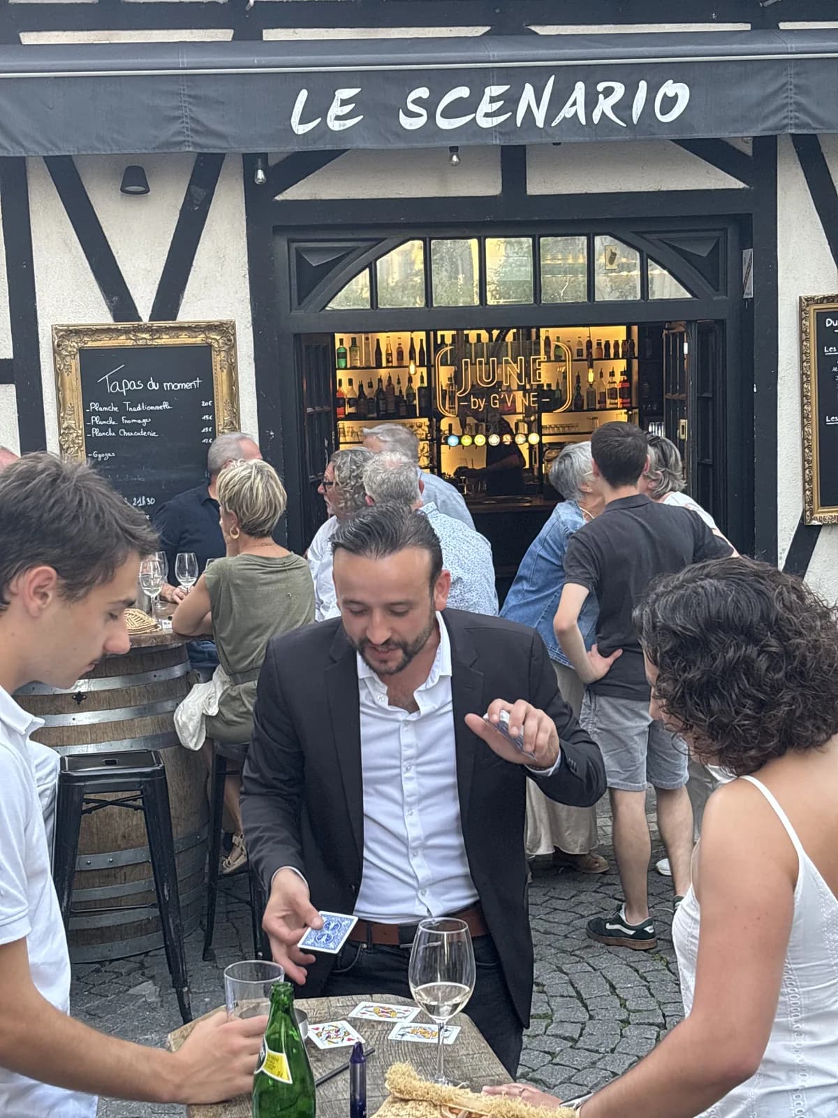 Tyson Dumas en prestation de magie au Bar Le Scénario à Angoulême, mai 2026