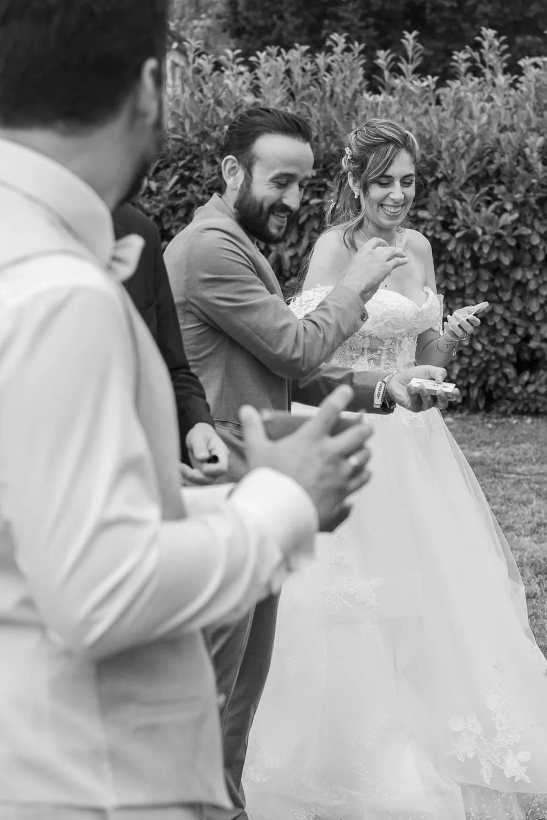 Magicien Tyson Dumas en prestation lors d'un mariage — photo en noir et blanc