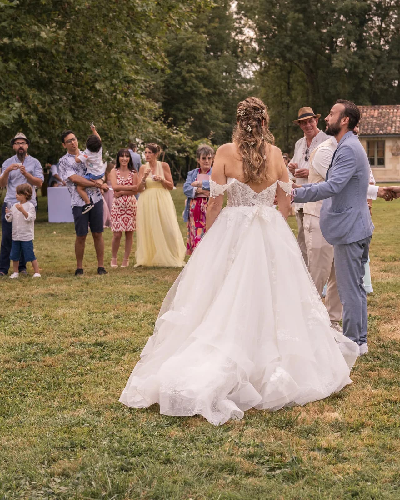 Tyson Dumas en prestation de magie lors d'un mariage en plein air dans un parc