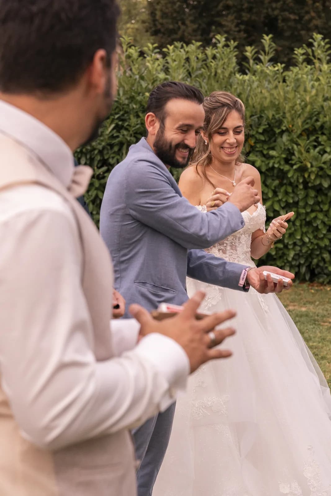 Tyson Dumas en prestation de magie lors d'un mariage en plein air, close-up avec les mariés