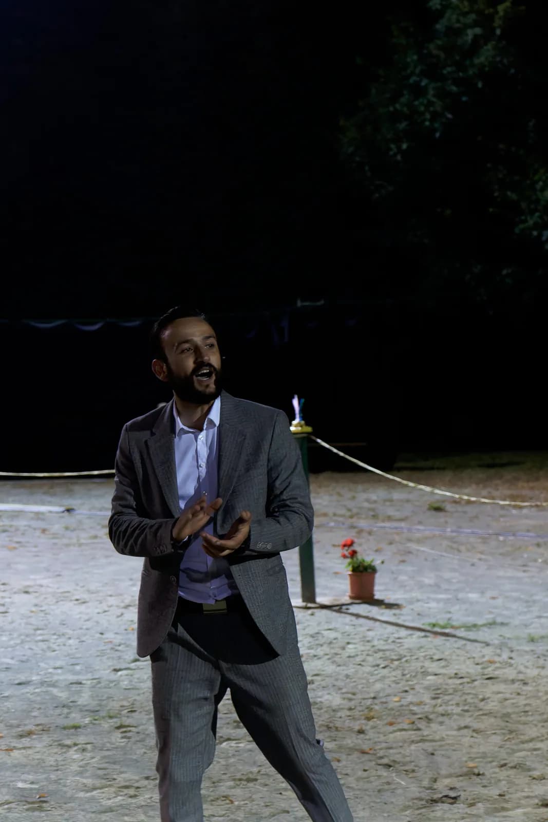 Tyson Dumas en scène nocturne, portrait de magicien mentaliste à la lumière feutrée