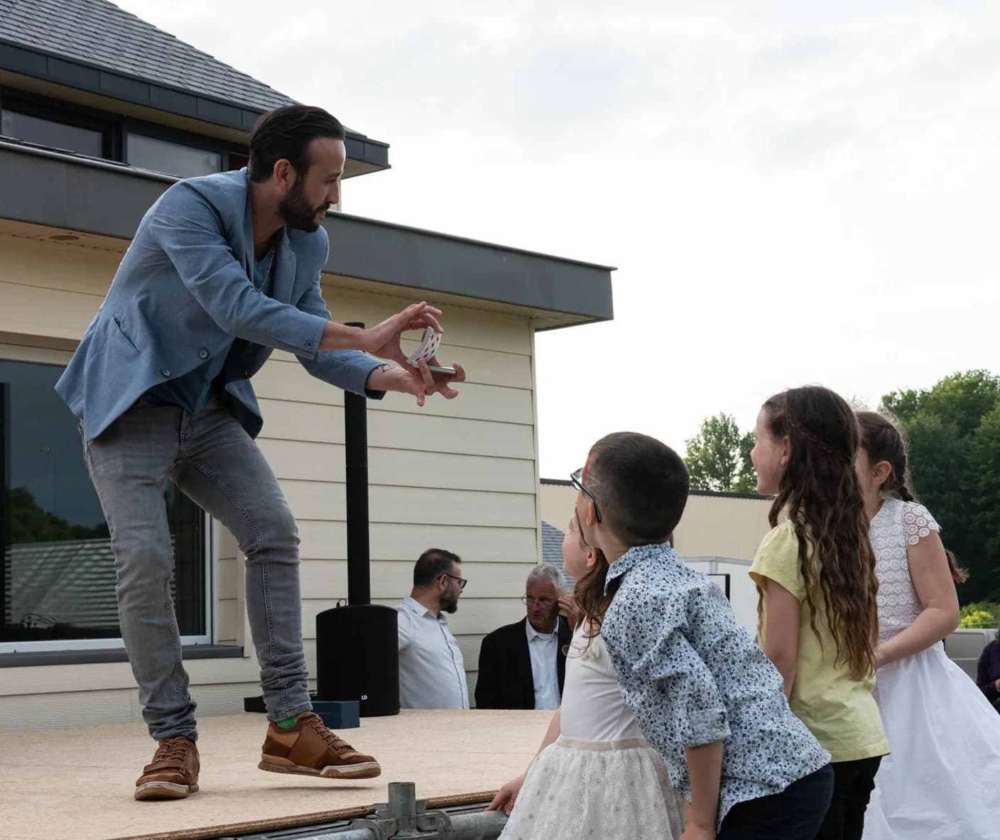 Tyson Dumas en animation magique pour enfants lors d'une kermesse familiale