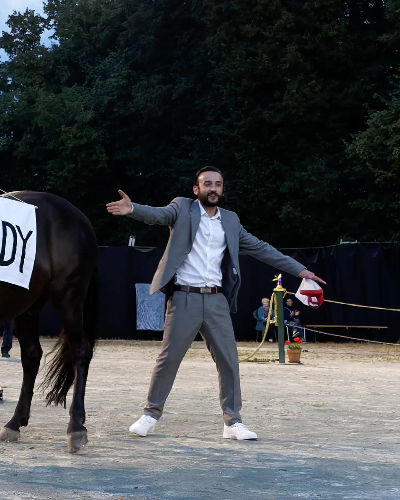 Tyson Dumas dans un numéro de magie original avec un cheval dressé