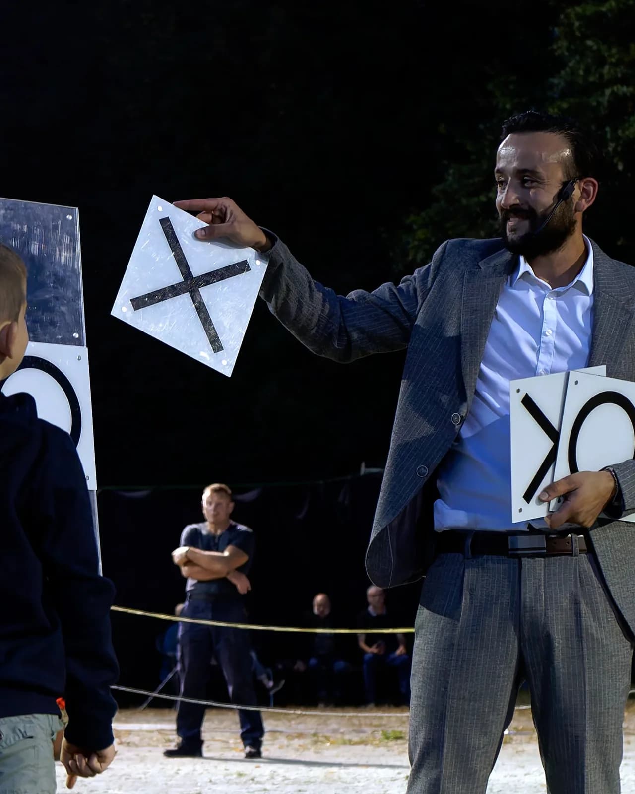 Tyson Dumas en spectacle de mentalisme prédictif avec un jeune spectateur en plein air