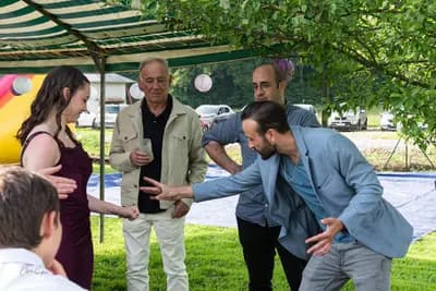 Magicien close-up pendant un anniversaire à Poitiers