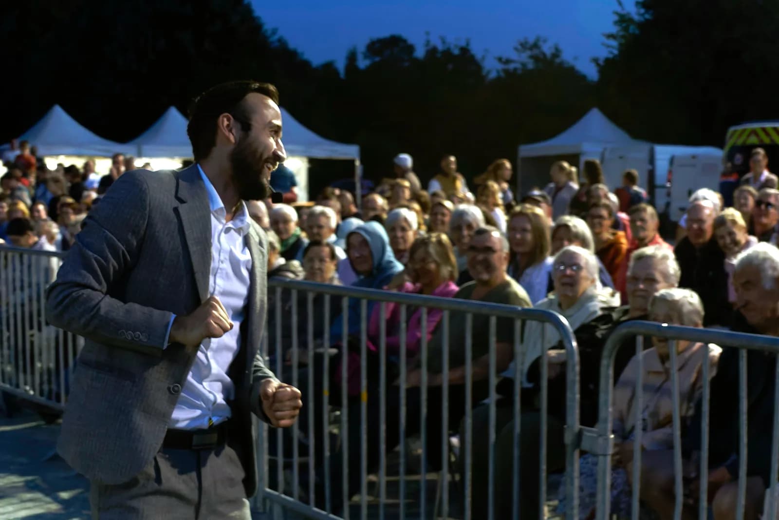 Spectacle de magie tout public — Tyson Dumas en scène devant une grande audience en plein air (festival, fête de village, arbre de Noël)