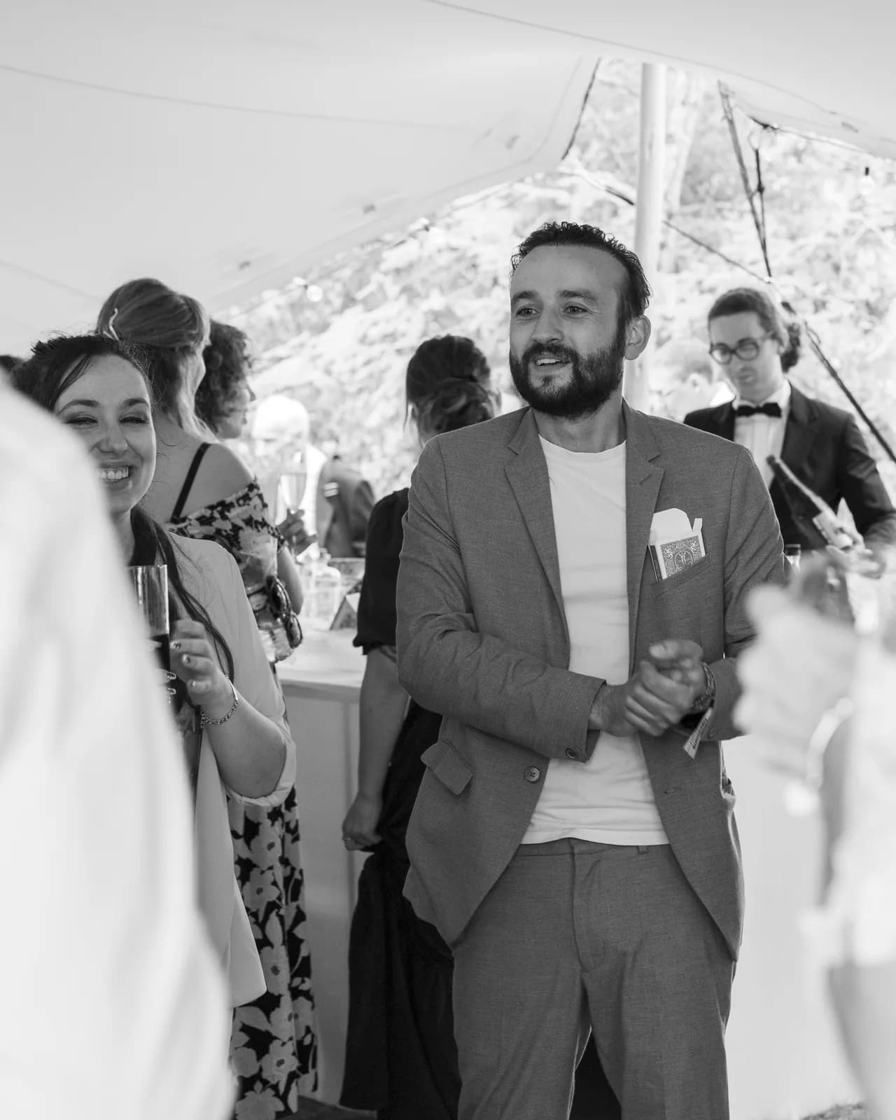 Tyson Dumas en prestation de magie lors d'un cocktail élégant — photo en noir et blanc