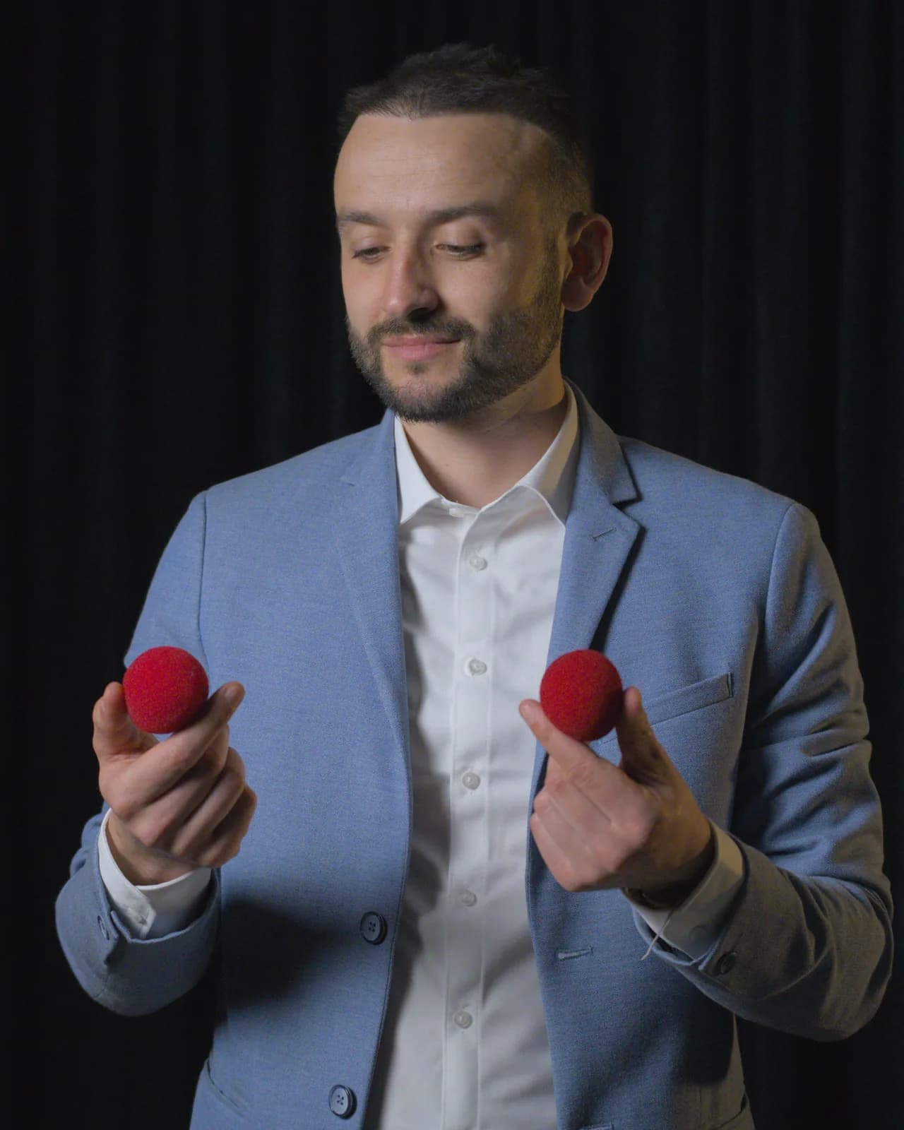 Tyson Dumas en démonstration de balles éponge — magicien close-up professionnel