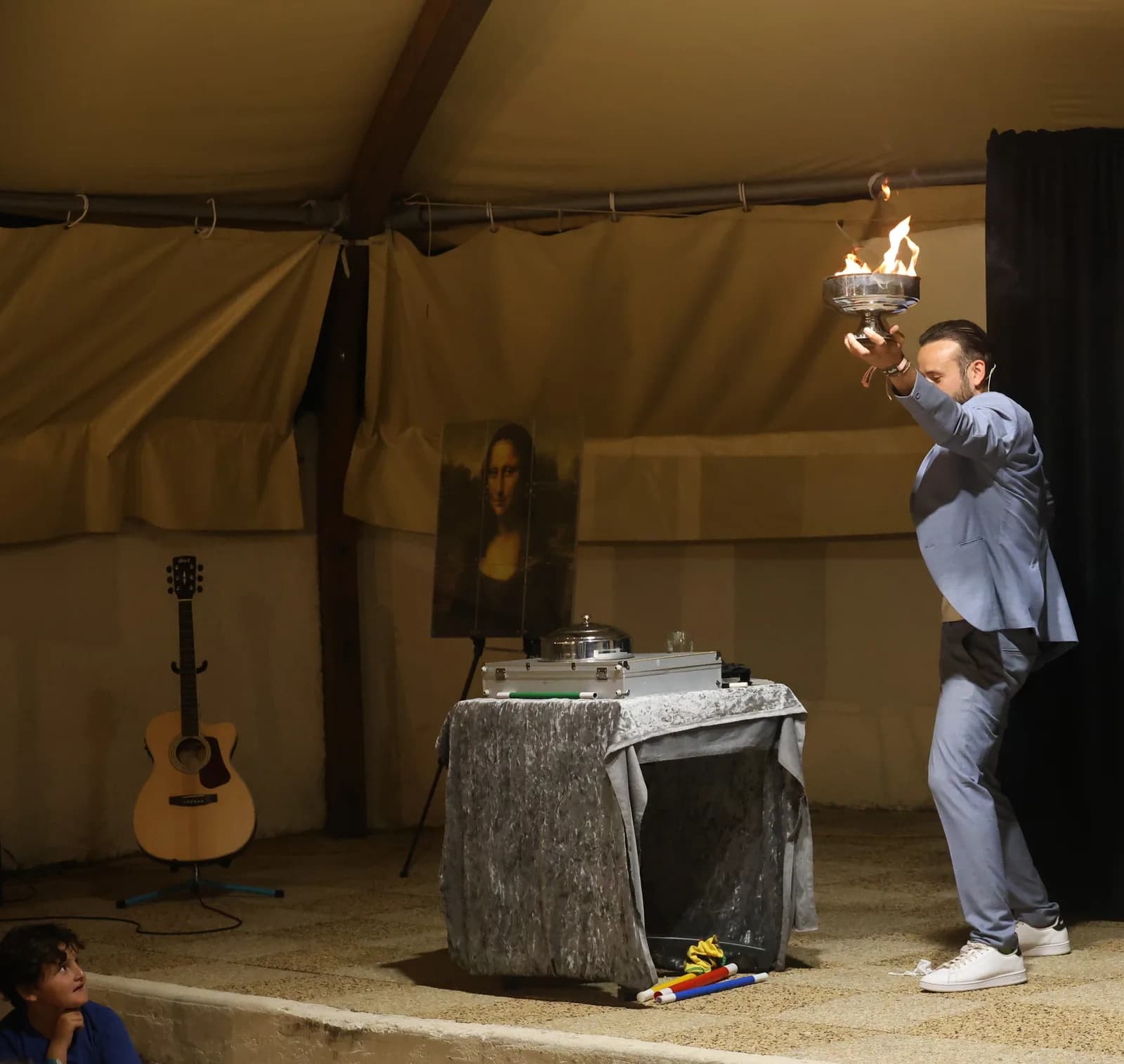 Tyson Dumas sur scène lors d'un spectacle tout public avec un numéro de magie utilisant le feu