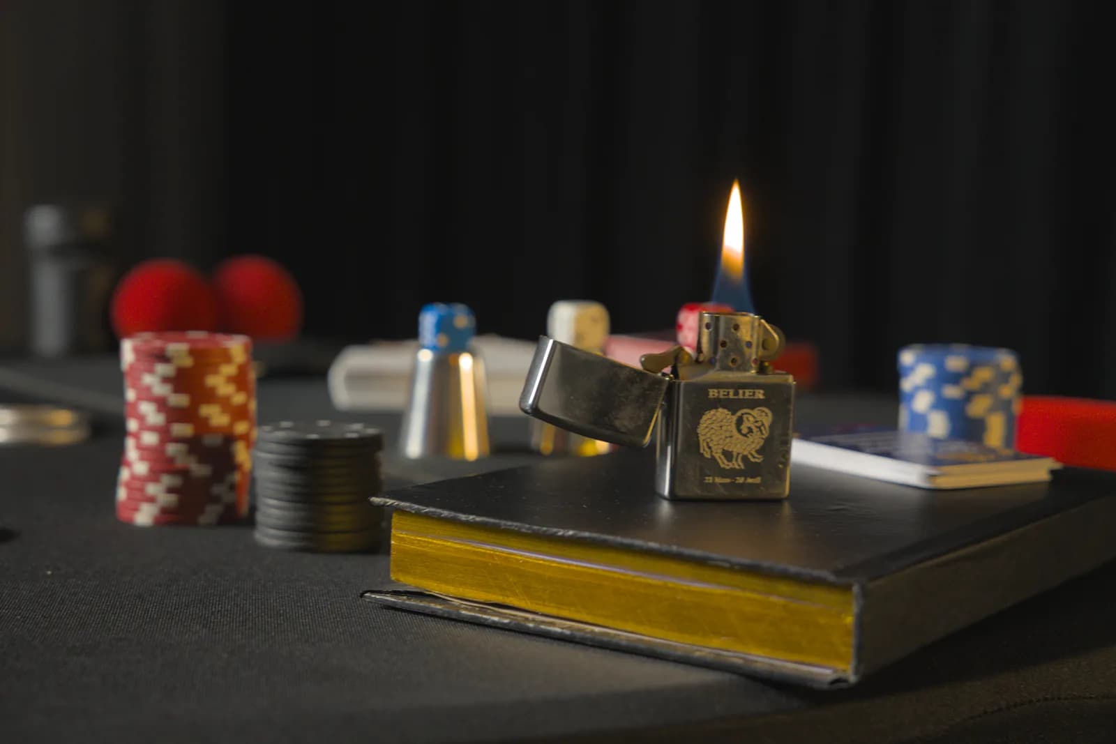 Accessoires de magie de Tyson Dumas : cartes, jetons, dés et briquet, nature morte studio